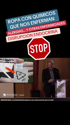 ¿Qué son los disruptores endocrinos? 	•	Son sustancias químicas ajenas al organismo que, una vez dentro, modifican los niveles hormonales o interfieren en la comunicación hormonal natural. Olea los describe como “hackers” del mensaje hormonal: pueden imitar, bloquear o alterar la función de las hormonas naturales. 	•	Ejemplos relevantes en textiles incluyen los PFAS, ftalatos y bisfenol A, todos ellos relacionados con alteraciones en la pubertad, desarrollo anómalo de genitales, problemas reproductivos, cánceres hormono-dependientes, diabetes, obesidad y trastornos neuroconductuales. ¿Cómo llegan estos tóxicos a nuestro organismo? 	•	Los aditivos de la ropa no son permanentes: se desprenden con el uso, el lavado y el contacto con la piel. 	•	La exposición es continua y se produce tanto por contacto directo como por la liberación de microfibras y polvo textil, que pueden ser inhalados o ingeridos. Impacto en la salud y advertencias de Olea 	•	Olea advierte que la exposición a disruptores endocrinos es especialmente preocupante en etapas sensibles como la infancia, la adolescencia y el embarazo, ya que pequeñas dosis pueden tener efectos profundos y duraderos en el desarrollo y la salud futura. 	•	Señala que la evidencia científica ya es suficiente para justificar medidas preventivas y reducir la exposición, aunque la regulación europea avanza lentamente. 	•	Olea critica la idea de que la ropa de poliéster pueda reciclarse de manera segura, ya que los contaminantes y aditivos hacen que el textil sea irreciclable y, al reutilizarse, puede liberar aún más contaminantes. Frases destacadas de Nicolás Olea 		El polvo de hace cincuenta años era pelo, ácaros y fibra textil. Ahora es compuestos químicos. 		El poliéster es la fibra del mismo PET. La cantidad de aditivos que lleva el textil es enorme. El más común son los perflorados (PFAS), que hacen a las prendas repelentes al agua y a la grasa. Esta es la cantidad de perflorados tóxicos, de disruptores endocrinos que tiene el textil, que no puede convertirse en materia prima de ningún otro elemento. 		Un renacuajo se convierte en rana por un chute de hormona tiroidea, la misma que tiene una persona. Pero ahora llega la industria química y mete 144.000 compuestos nuevos en el ambiente, de los cuales unos mil joden las hormonas. Resumen La ropa hecha de PET (poliéster) contiene numerosos aditivos químicos, muchos de los cuales son disruptores endocrinos según Nicolás Olea. Estos compuestos se desprenden de las prendas y pueden alterar el sistema hormonal humano, con efectos especialmente graves en etapas sensibles del desarrollo. Olea insiste en la urgencia de reducir la exposición y cuestiona la viabilidad del reciclaje textil debido a la contaminación química persistente en estas fibras #nicolasolea #disruptoresendocrinos #ropa #moda #vestido #traje #camiseta #pantalon #braga #cañzoncillos #pet #poliester #alergias 