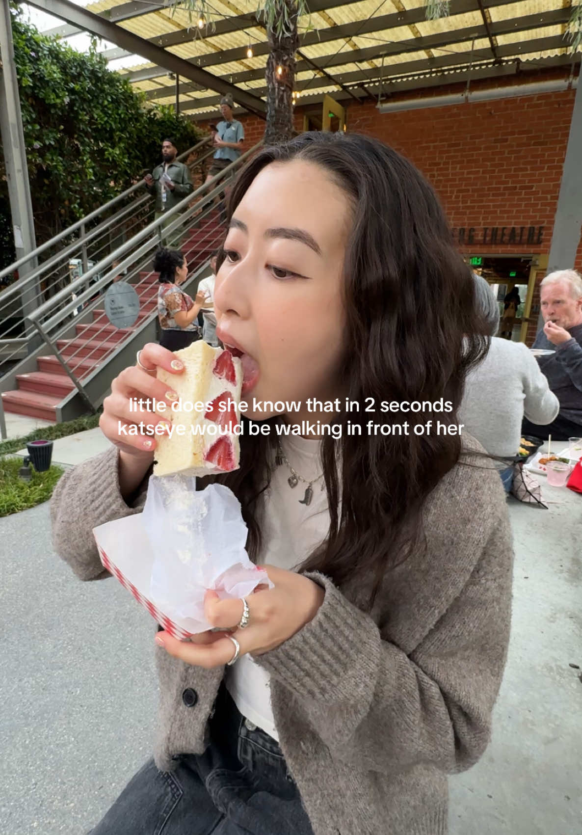 i was not prepared to see them at all 😭 my big back was busy reviewing a strawberry sandwich (it was tasty but not for $6) @KATSEYE #katseye #katseye_lara #katseye_sophia #katseye_yoonchae #katseye_megan #gnarly #meetandgreet 