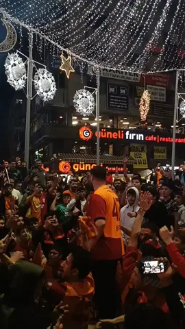 #sampiyongalatasaray❤💛🇹🇷 #kutlama #begen #kesfet #istanbul #sirinevlermeydan 