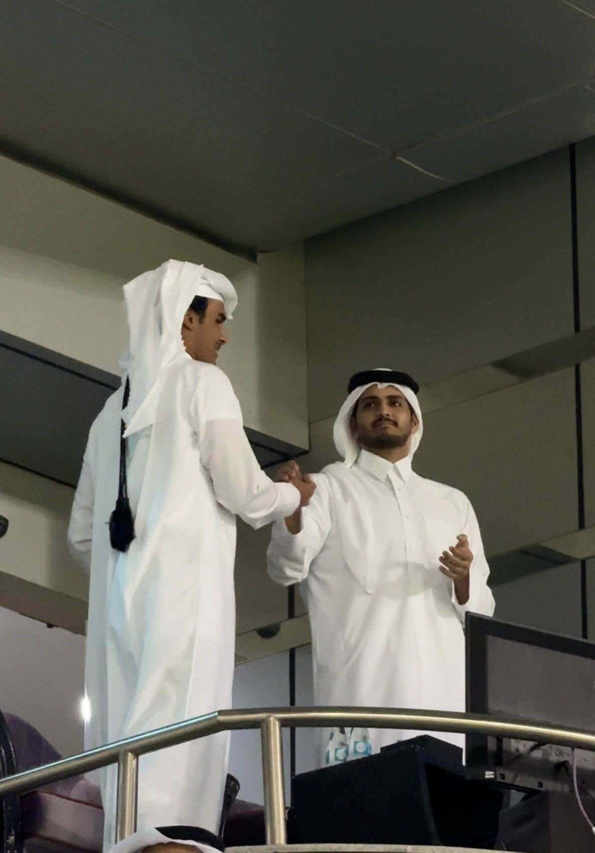 فرحة سعادة الشيخ/ القعقاع بن حمد آل ثاني رئيس نادي الريان وسعادة الشيخ حمد بن تميم آل ثاني بتأهل نادي الريان 👏🔴⚫️. ‏⁧‫#كأس_الأمير‬⁩ 🏆.