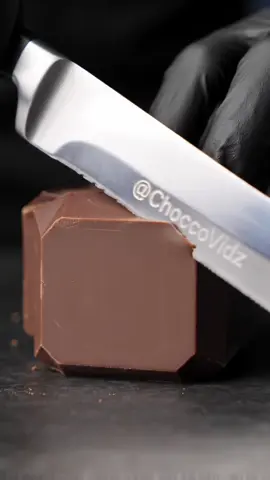 What’s inside the chocolate? Watch until the cut. ‏#chocolateart #visualasmr #chocolate #oddlysatisfying #ChocoVidz 