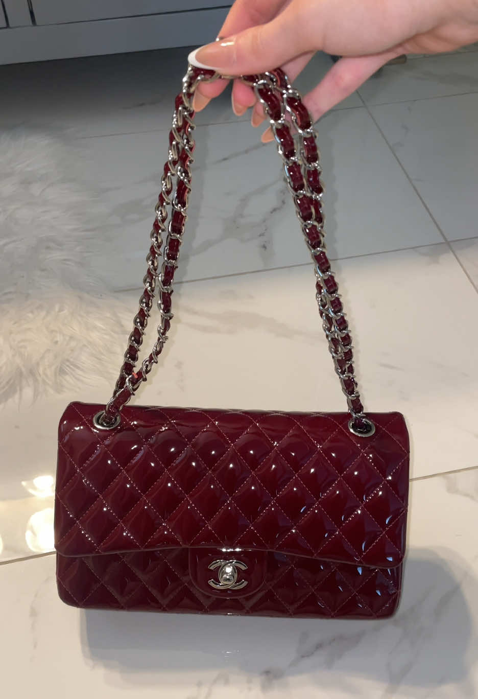 Obsessed with this wine red flap bag 🍒 🍷 #bagcollection #cc #fyp #bags #purse #itgirl #foryoupage #fashiontiktok #redbag #redaesthetic #finds #shoppinghaul #pursetok #pourtoi #flapbag #cruise #fyp #xybcafyp 