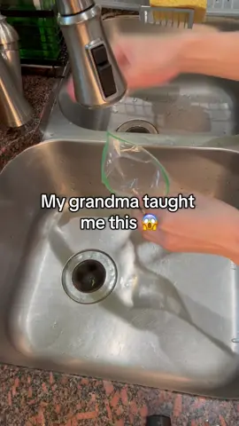 Genius life hack from grandma #KitchenHacks #cleaninghacks #kitchentips #kitchenhack #cleanhack #lifehacks #tiktokhacks #tiktokhacks #viralhacks #homhacks #momhacks #diyhacks #DIY #viraltiktok #easytips #fyp #tipsandtricks #viraltiktokvideo #hacks #usefullifetips #homehacks #MomsofTikTok 