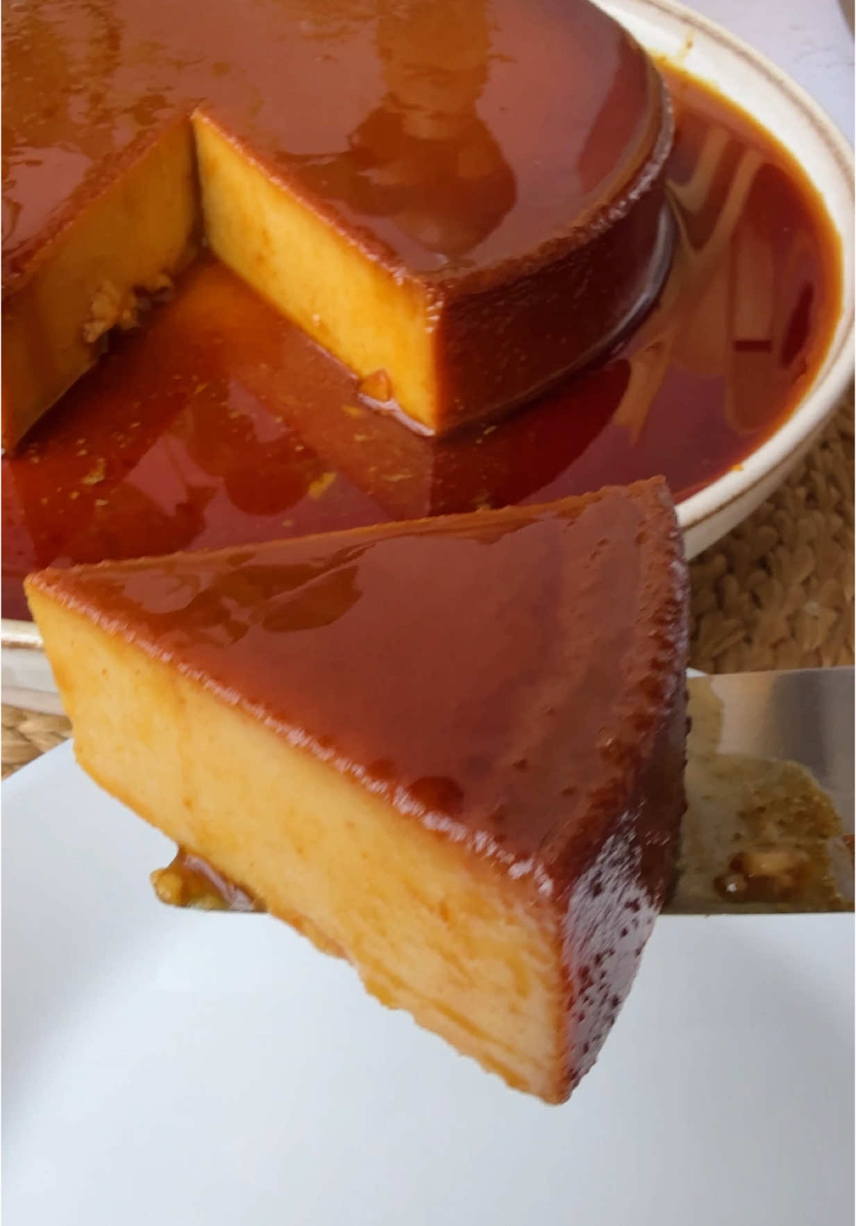 Budín de Pan  Ingredientes: 2 bolillos o 150 g de pan 1 y 1/2 tazas de leche entera  2 huevos  1 lata de leche condensada  1 cda. esencia de vainilla 1 taza de azúcar para el caramelo  Molde 20 cm *Hornear 1 hora 15 min a baño María,  180 º C    #budin #flan 