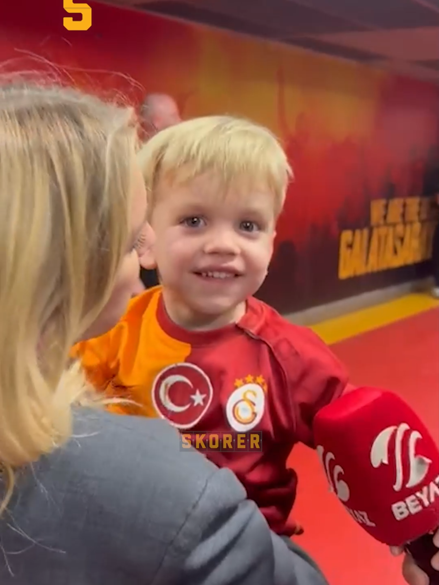 Mertens’in eşi Kat Kerkhofs’tan Türkçe: İyi akşamlar, Cimbom bom 🥳 #Ciro ise gözüne mikrofonu kestirdi 👀
