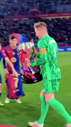 walaupun kalah tetap angkat piala,nggak kayak sebelah menang liat barca angkat piala #fcbarcelona #viscabarca💙♥️🔥 #fypシ゚ 