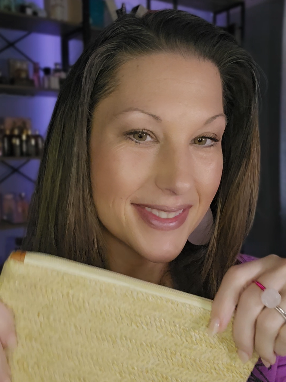 I love this straw wristlet! This is perfect to carry the essentials I need without weighing me down.  #faddishdeal #wristlet #purse #pursetok #fashion #fashiontiktok #womensfashion #travel #clutchbag  #traveltiktok #wristlets @FADDISH DEALS 