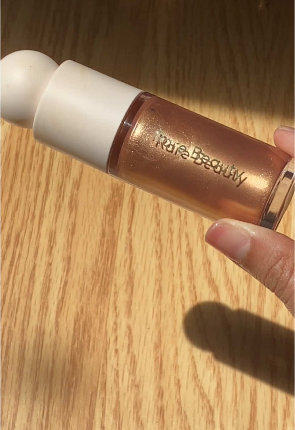 My favorite highlighter ✨ #rarebeauty#rarebeautyhighlighter#glowing#perfection#fyp#foryoupage