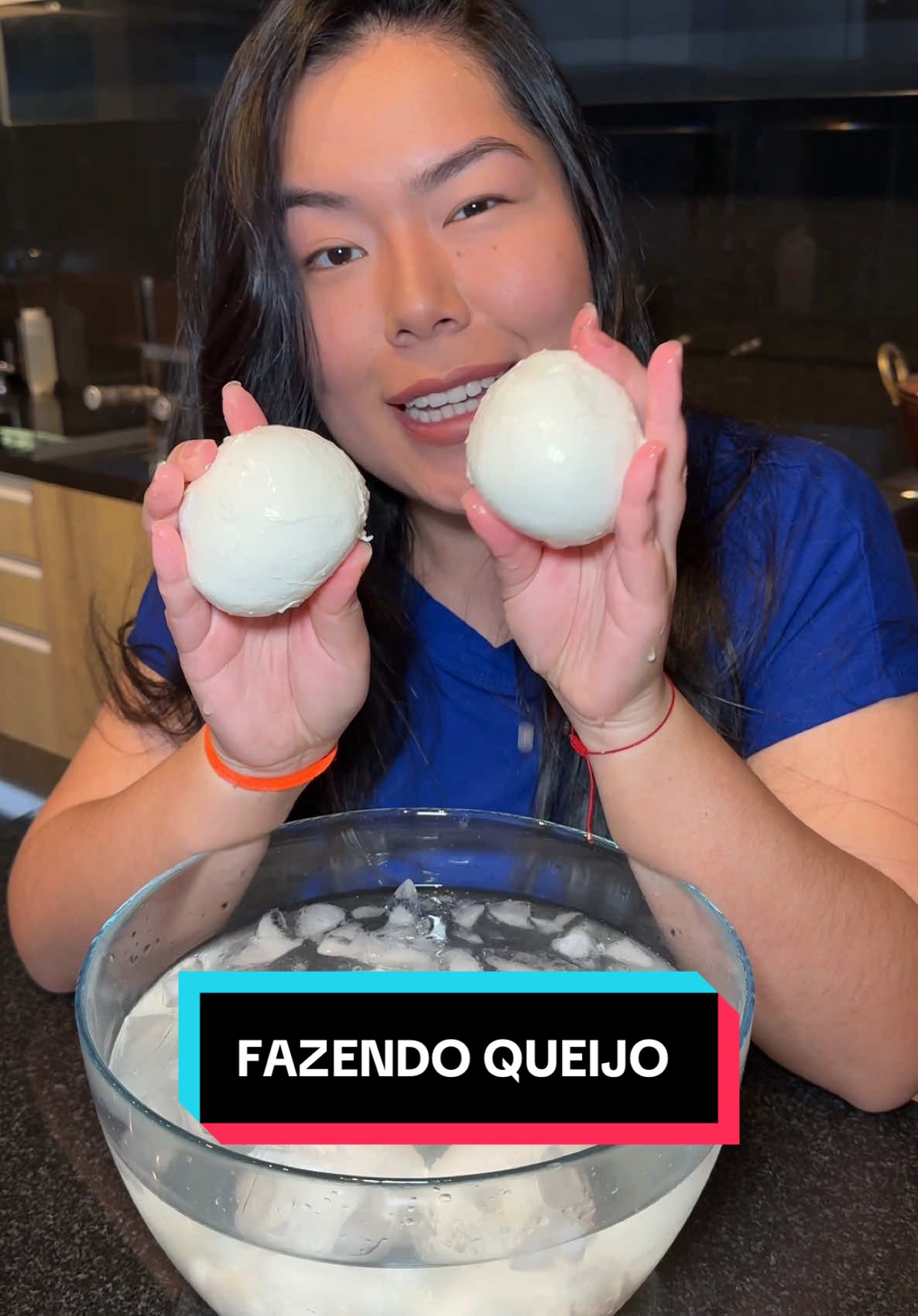 Esse é o queijo preferido da Clara! Faço em casa tem um tempo porque, além de bem mais barato, é MUITO mais gostoso e relativamente fácil também ♥️ O soro do leite que sobra, eu congelo e uso para fazer pães ou para regar as plantas.  Tem outros queijos que eu gosto de fazer em casa também! Querem ver? 👀 #queijo #queijoartesanal #feitoemcasa #asmr 