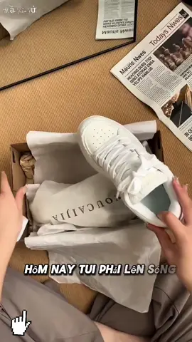 Dễ dàng phối đồ với mọi phong cách! Đôi sneaker trắng độc đáo này sẽ là điểm nhấn hoàn hảo cho tủ giày của bạn.