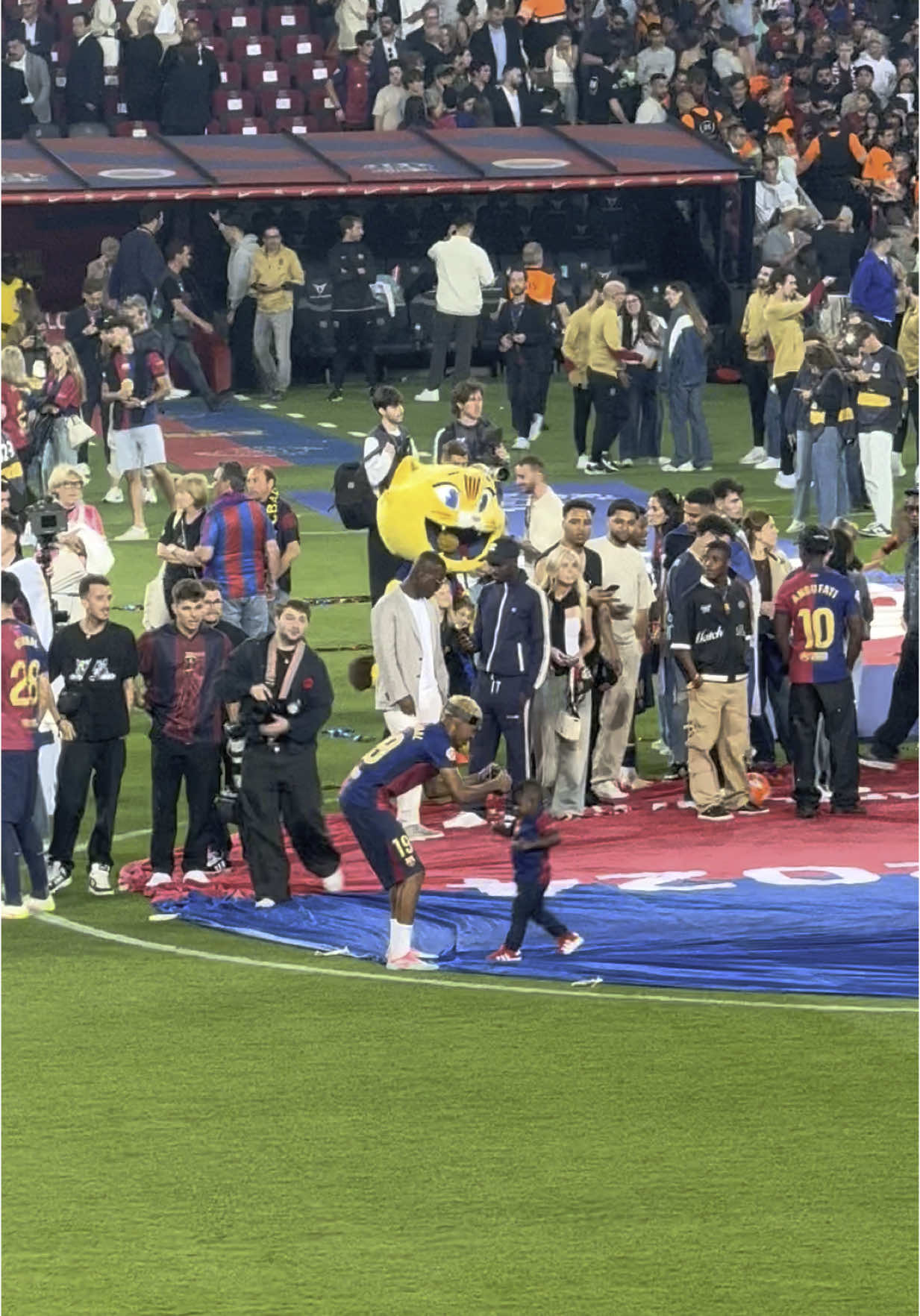 Lamine Yamal y su hermano pequeño Keyne celebrando el título 28 de La Liga del Barcelona #fcbarcelona #lamineyamal #keyne #barça #campeones 