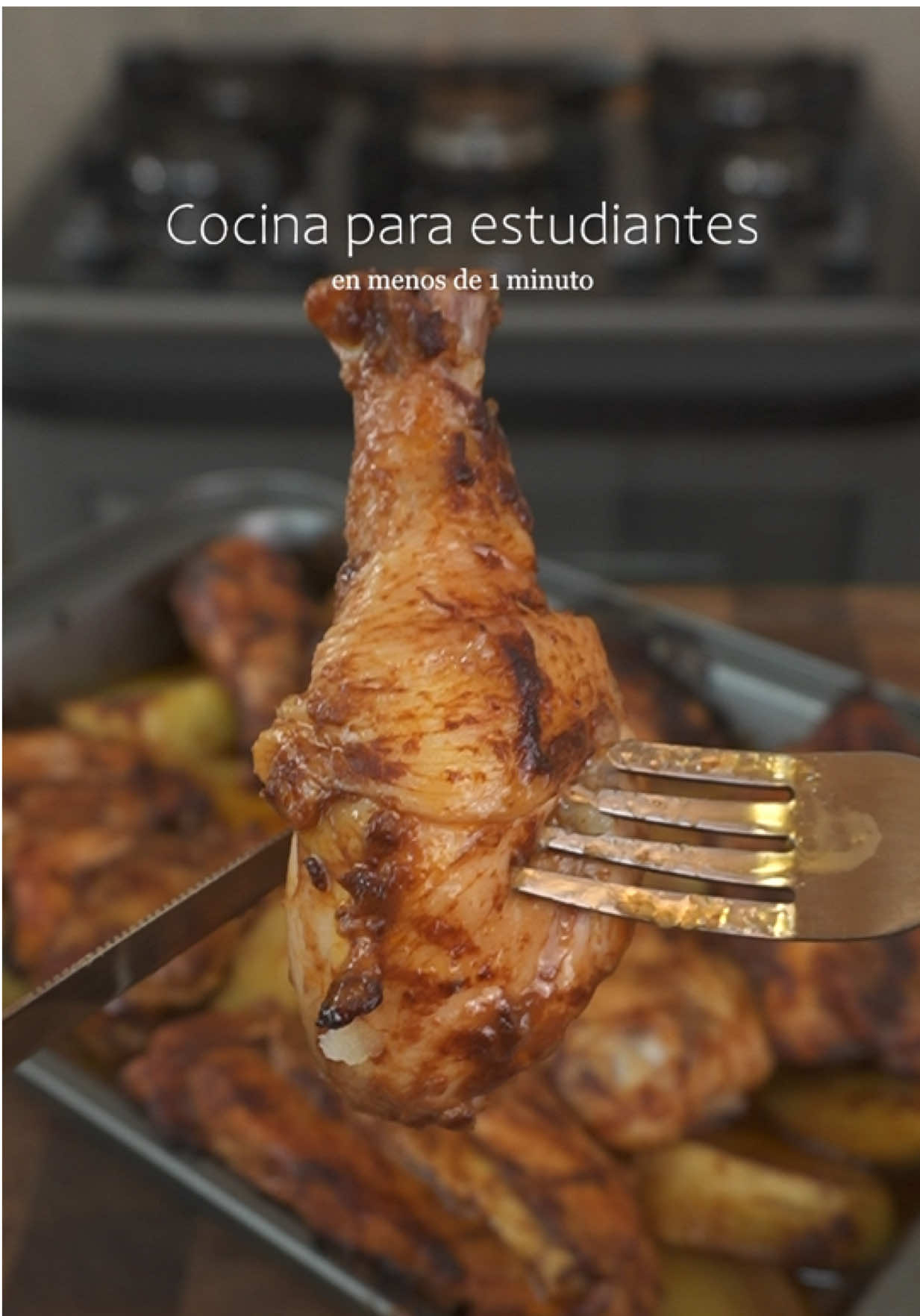 Cocina para estudiantes, pollo dorado al horno con papas. Revoluciona tu cocina con la Cocina de 5 Hornillas @electroluxpe Gris Expert con Doble Horno, Función Air Fryer y Mesa de vidrio (FE5AD), la combinación perfecta para una alimentación saludable en grandes porciones. Electrolux revolucionó la cocina al introducir la función Air Fryer. Ahora puedes cocinar 4 veces más porciones de dos alimentos al mismo tiempo, de forma más saludable. ¡Adiós al 34% de las calorías y hasta un 70% de la grasa en tus comidas! Además, el kit de bandejas para la función Air Fry viene incluido con el producto. ¡Una manera práctica y saludable de disfrutar de tus platos favoritos! #polloalhorno #pollo #polloalabrasa #cocinaparaestudiantes #recetasfaciles #publicidad 