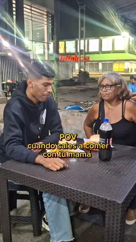 cuando sales a comer con tu mamá  @dónde el flaco comida rapida  . #hamburger #hamburguesas #diadelasmadres #mamá #mom #hotdog 