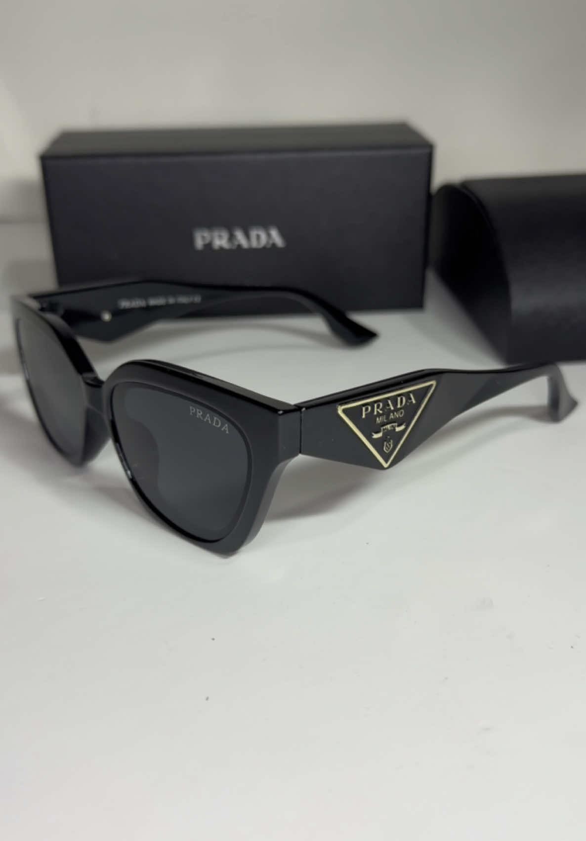 PRADA CAT EYE GOLD Envíos a todo El Salvador 🚚 Info: +503 78574306✅ #prada #pradaaccessories #pradasunglassses #sunglasses #elsalvador #soloensivar #sv #fyp #trend #pararmti #compralocal 
