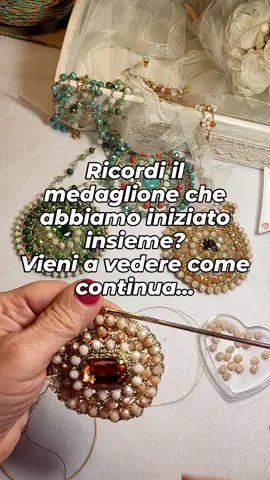 Ricordi il medaglione che abbiamo iniziato insieme? La lavorazione continua, punto dopo punto, con la calma e la cura di un gesto ripetuto come un mantra. È quasi finito… ma giá ha la sua magia Ma manca ancora quel dettaglio che lo renderà unico. Vuoi vedere il tocco finale? seguimi per non perderlo! #creazioniuncinetto #gioielliuncinetto #mandalacrochet #gioiellitessili #processocreativo #fattoamano #artigianatoartistico #slowcreation #handmadeitaly #pendentemandala #EnergiKuatTiapLangkah 