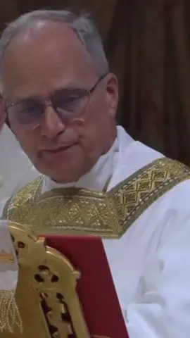 Notre Père chanté en latin lors de la messe de clôture du conclave présidée par le Pape Léon XIV, le 9 mai 2025.  Paroles en latin :  Pater noster, qui es in caelis sanctificetur nomen tuum adveniat regnum tuum fiat voluntas tua sicut in caelo et in terra. Panem nostrum quotidianum da nobis hodie et dimitte nobis debita nostra sicut et nos dimittimus debitoribus nostris et ne nos inducas in tentationem sed libera nos a malo. Paroles en français : Notre Père, qui est aux cieux, que ton nom soit sanctifié, que ton règne vienne, que ta volonté soit faite sur la terre comme au ciel. Donne-nous aujourd’hui notre pain de ce jour. Pardonne-nous nos offenses, comme nous pardonnons aussi à ceux qui nous ont offensés. Et ne nous laisse pas entrer en tentation mais délivre-nous du Mal. #tiktokchretien #chretien #catholique #pape 