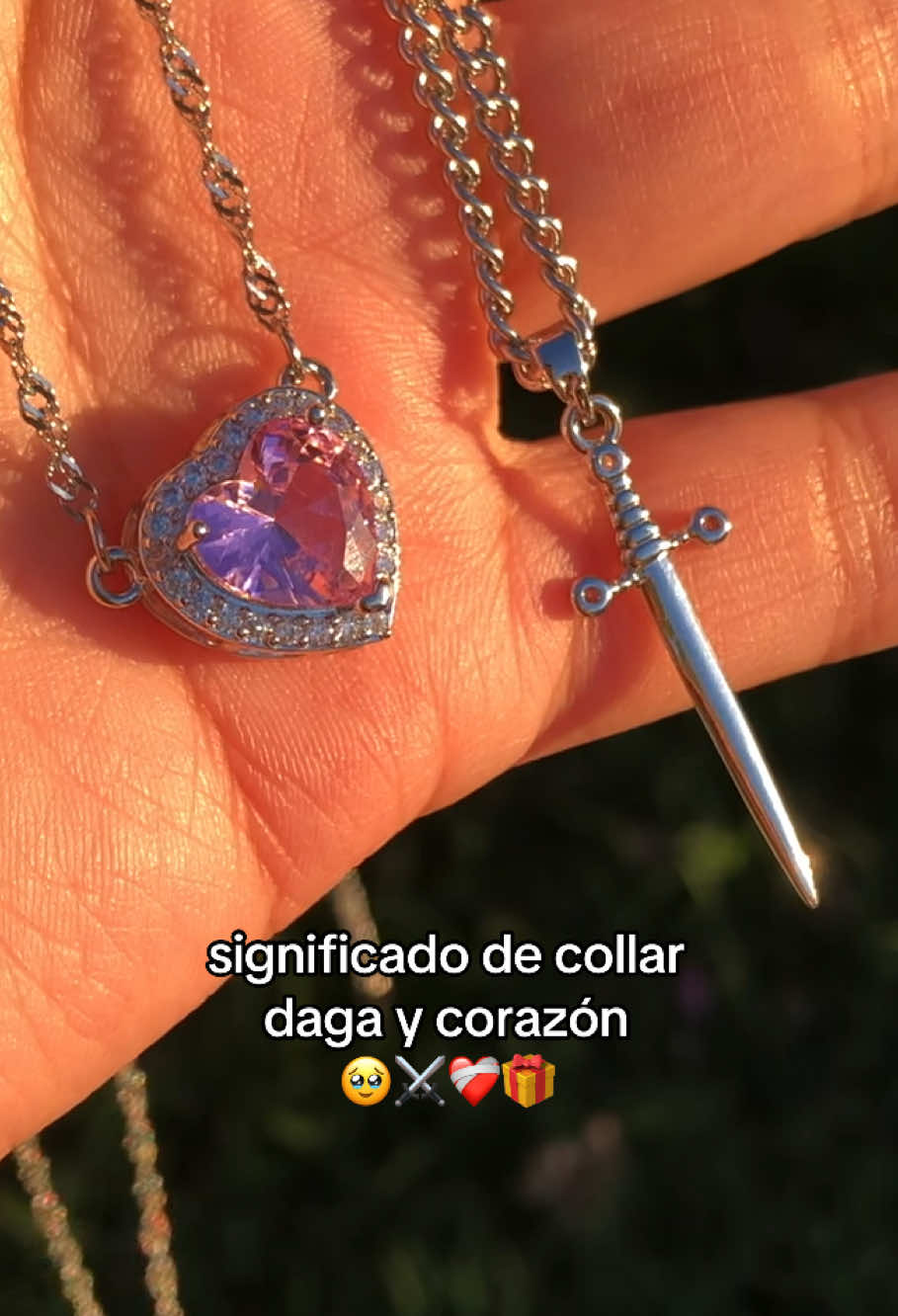 sabías el significado del collar daga y corazón?  la unión de ambos sugiere una pareja fuerte, apasionada, y que se protegen mutuamente #fypシ゚ #viral #dagaycorazon #corazonyespada #corazonydaga #magnusyemily 