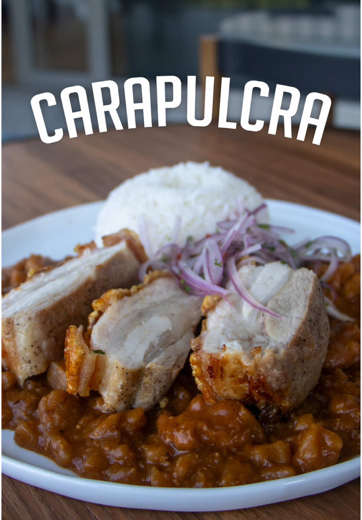 Carapulcra 🍲  Un clásico peruano que combina historia, intensidad y ese toque casero que tanto nos encantaaaaa… 🤤  👩🏻‍🍳 Ingredientes: ✔ 2 cebollas rojas ✔ 1 kilo de panceta ✔ 1 bolsa de papa seca (500 g) ✔ 1 litro de Caldo de pollo ✔ Sal al gusto ✔ 1 cucharada de pasta de ajo ✔ 1 cucharada de manteca de cerdo (si no tienen aceite vegetal) ✔ 3 cucharadas de ají panca ✔ 2 cucharadas de pasta de ají amarillo ✔ 1 cucharadita de pimienta ✔ 1 cucharadita de comino ✔ 1 ramita de Canela ✔ Un pedacito de Chocolate ✔  ½ taza de maní molido ¿Cuéntenme cómo la preparan ustedes?👀 . . . #carapulcra #chefperucha #cocina #Receta  #peru🇵🇪 #peruano