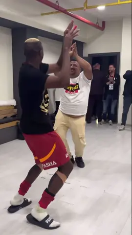 Osimhen ve Kaskas Baba roman havası oynadı | Galatasaray şampiyon oldu #osimhen #galatasaray #romanhavası 