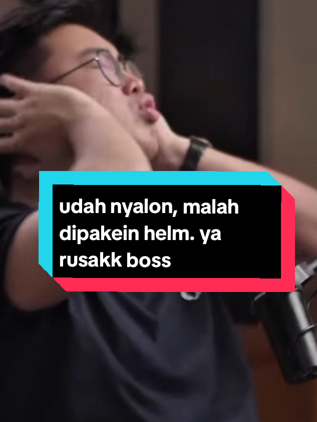 udah nyalon, malah dipakein helm. ya rusakk boss | source yt: Timothy Ronald  #masukberanda #foryoupage #4u #akademicrypto #fyp #timothyronald #kalimasada #standar #cewek #makeup #salon #helm 