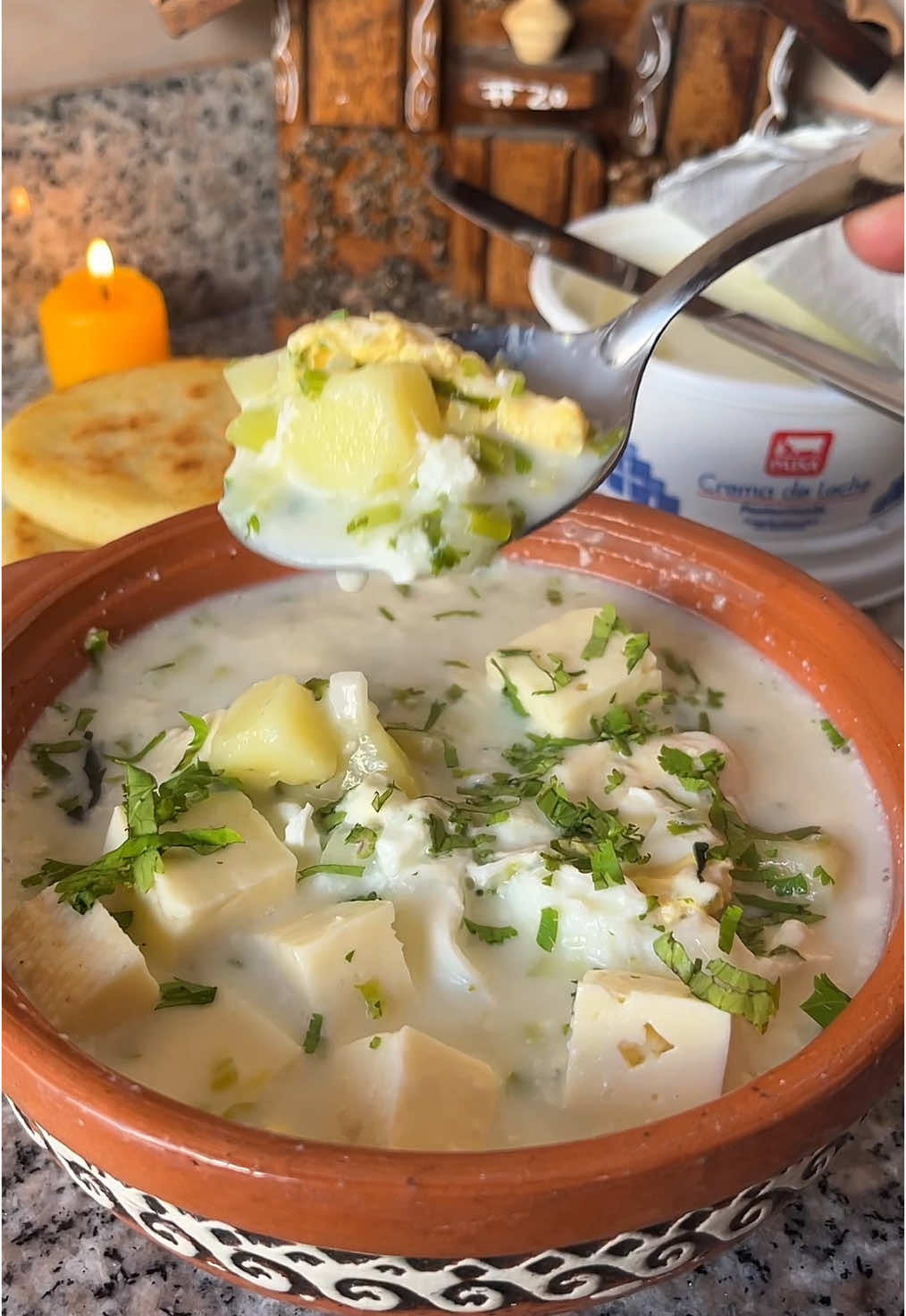 PISCA ANDINA🤤❤️ con la receta de la nona de mi mamita 😍🙌🏽 Sin duda de mis desayunos favoritos 🤤 ¿Cuál es tu combinación favorita con la pisca andina? La mía es con galleta de soda 🤤🤌🏽 Ingredientes: (para 2 personas) -1 papa grande. -Agua hasta la mitad de la olla. -1 rama de cebollín. -1 rama de cilantro. -2 huevos. -1 vaso de leche. -Sal al gusto. #piscaandina #tachira #merida #trujillo #sopa 