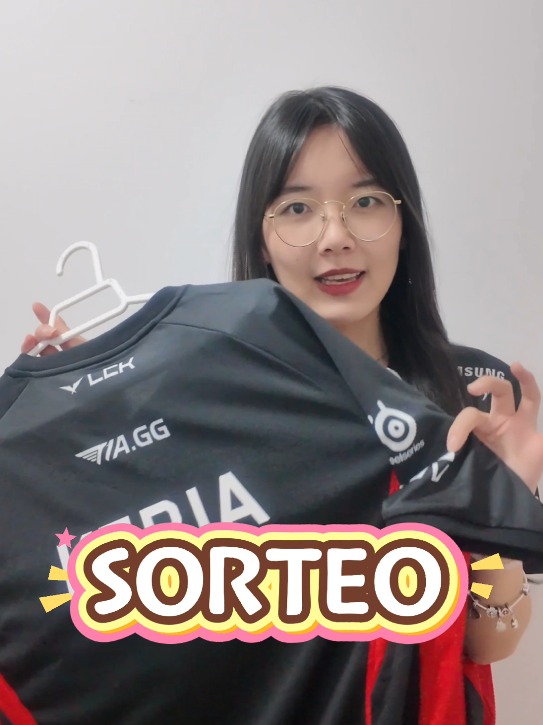SORTEO DE LA CAMISETA DE KERIA Normas 1️⃣ Ser mayor de edad 2️⃣ Seguirme en IG: Shokyo00 3️⃣ Darle like al reel en IG 4️⃣ Tener sub en mi canal de Twitch Shokyo00 5️⃣ Estar presente en el chat el día sábado 24 de Mayo a las 19:00 con el comando !guapa para participar Horario 19:00 hora Española 11:00 hora México  13:00 hora Chile 12:00 hora Colombia/Perú  07:00 hora Honolulu Sorteo Internacional  Mucha suerte a todos 🫶 #streamer #parati #fyp #reels #leagueoflegends #foryou #gaming #t1 #keria