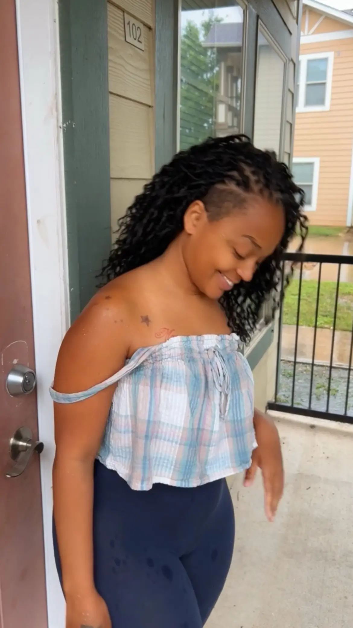 #creatorsearchinsights Caught in the rain but still serving looks ☔💁🏽‍♀️ — wet curls, soft smiles, and just a hint of trouble. Sometimes the storm brings out the beauty. 🌧️✨ #RainyVibes #CurvyConfidence #NaturalGlow #me #tiktok #fyp #beauty #beautifulwomen 