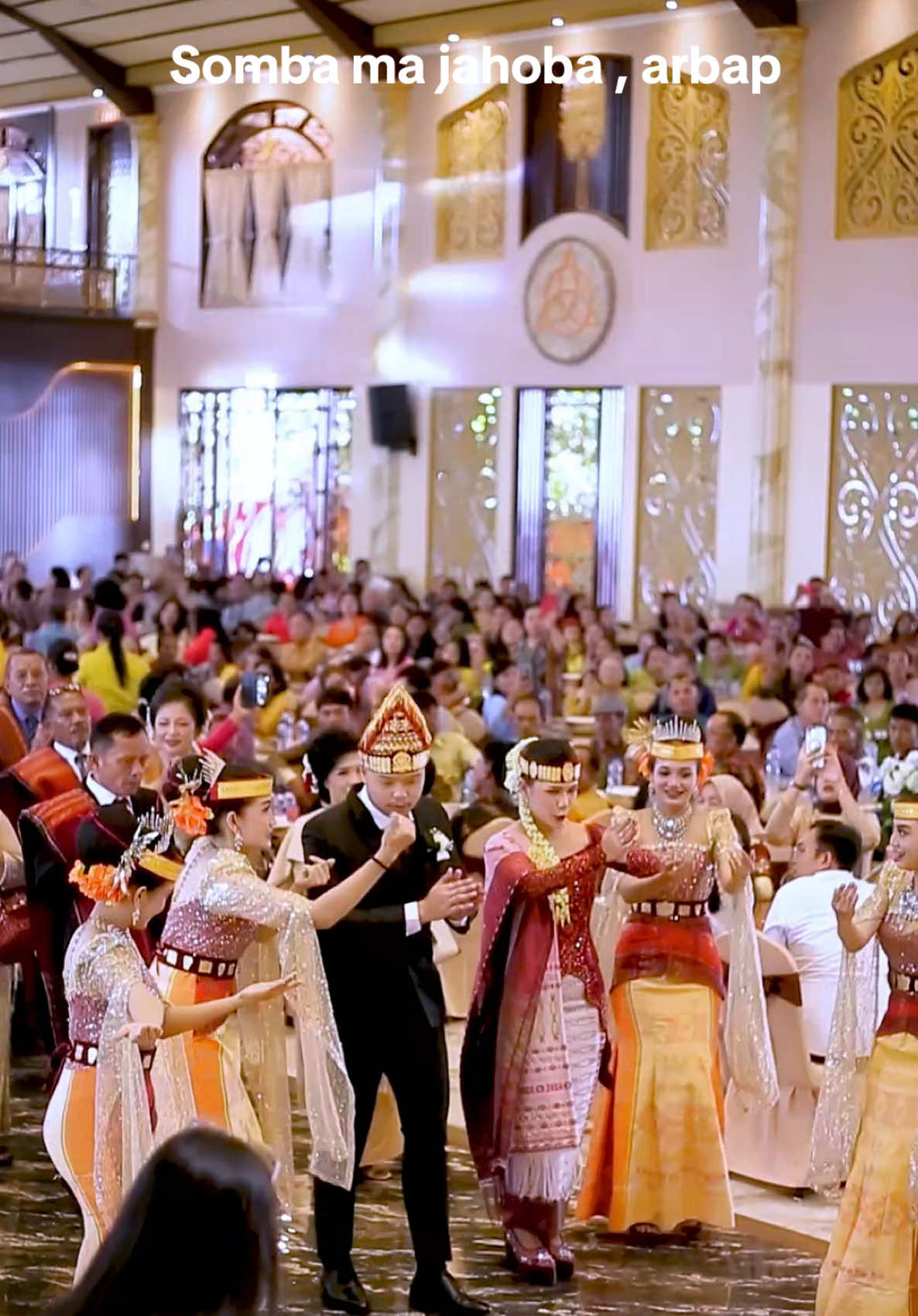 Somba ma jawoha debatata amen haleluya , sigomgom langit dohot tanoon , ro di isina amen haleluya ... Nesia sound production salah satu etnik batak di medan selalu memberikan totalitas di acara pernikahan kamu , salah satu nya kita selalu menawarkan pilihan gondang atau pun lagu lagi yang akan di bawakan pada saat acara berlangsung ❤️🔥 Untuk kita pemesanan boleh wa 081269809992 #nesiasound #nesiaetnik #etnikbatak #etnik #soundmedan #bataktoba #batakpride🔥💯 #batakmusik #uninguninganbatak #helaparumaen #musikadatmedan #musikwisma #bernadahall #bernadahallmedan #tamansari #griyabenmedan #wismamedan #wismamahinna #batakkeren  #arbab #sombamajahowadebata  #fyppppppppppppppppppppppp #fyp  Make up : @Okkychandra  Dancer : @SORTALI DANCER  Dekor : @Paulina Pasaribu  Wo : @Agave.Organizer || WO BATAK 