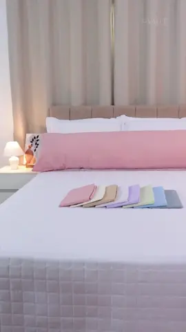 Fronha Travesseiro Corpo Fofuxão Percal 180 Fios 146x46cm sem Aba com Zíper. A capa para travesseiro Fofuxão será responsável por sonhos encantadores e auxilia a proteção do seu travesseiro contra impurezas.  Em tecido percal 180 fios, ela é resistente e possui uma qualidade incomparável. Além disso, ela é leve, tem acabamento que permite um toque ainda mais suave e com conforto. Para completar a peça, a fronha possui zíper e diversas opções de cores, dessa forma o cliente poderá utilizar seu travesseiro complementando qualquer decoração do quarto, sem precisar deixá-lo guardado. Apaixone-se por esse item de beleza e bem-estar singulares. #FronhaFofuxão #TravesseiroCorpo #FronhaCorpo #FronhaPercal #Fronha180Fios #CamaConfortável #FronhaComZíper #RoupaDeCama