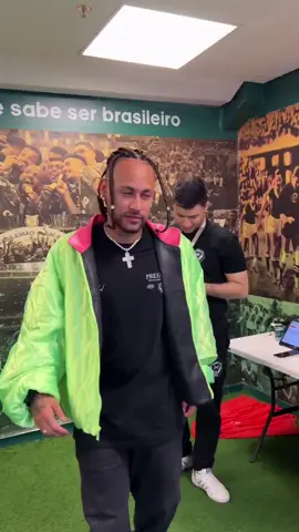 Fora de combate no Santos, Neymar vai à final da Kings League e mostra novo visual. Time presidido pelo atacante, FURIA disputa decisão contra o Dendele FC, no Allianz Parque.  📷 @furiagg #neymar #kingsleague #santos #allianzparque