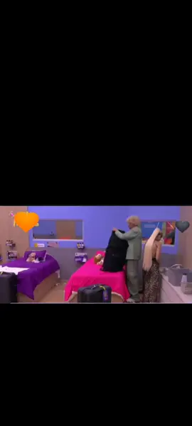 Emiro se cae y recorre la casa con sus maletas antes de entregarlas  #LaCasaDeLosFamosos #casa #fypシ゚viral🖤tiktok #viralllllll #viralvideos #fyp 