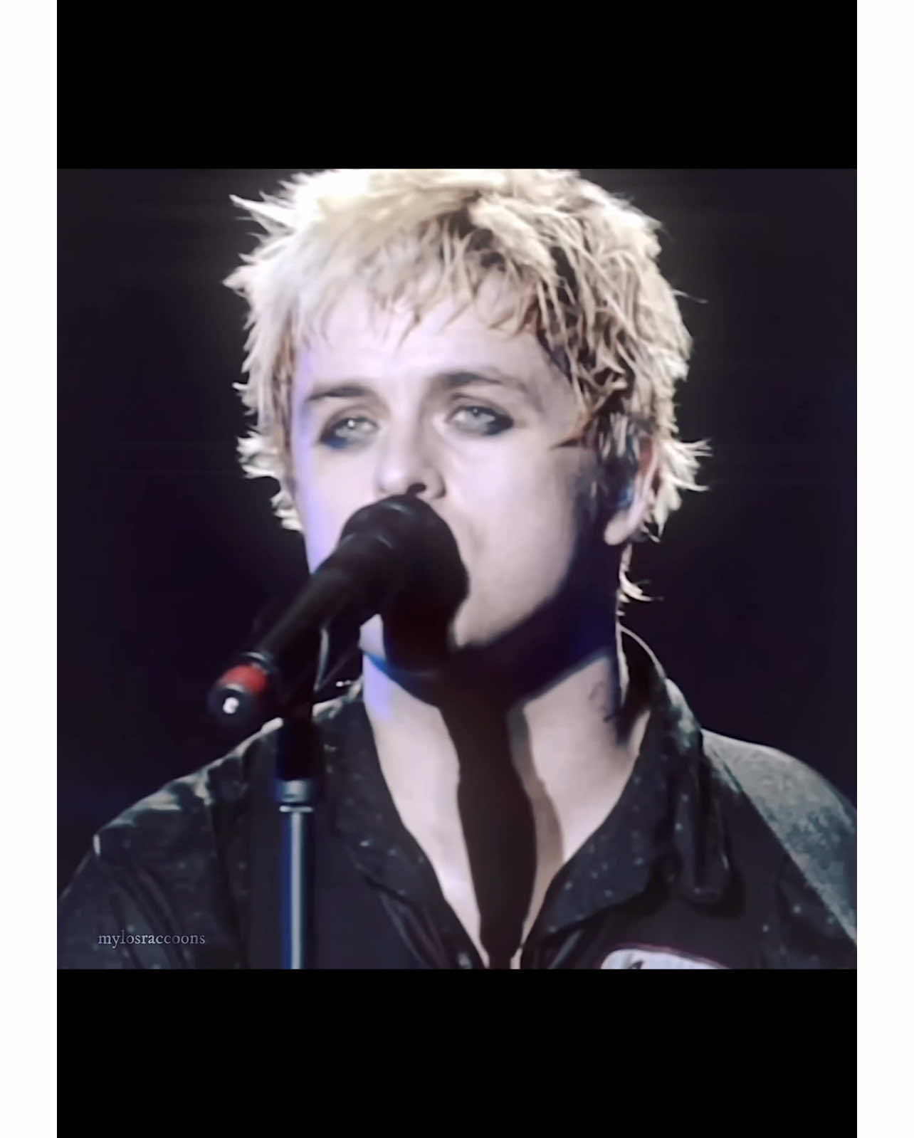 #BILLIEJOE I love his hair in this concert video | sorry if this audio is weird i picked it with no sound 😭✌🏼 | #billiejoearmstrong #billiejoearmstrongedit #BILLIEJOEARMSTRONG #greenday #greendayedit #fyp 