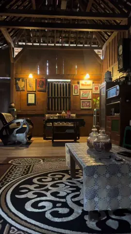 Sewajarnya saja jadi manusia… #rumahkakung #rumahtua #rumahjoglo #rumahlimasan #fyp #rumahjawa #rumahclassic #rumahidaman #rumahjati #banyuwangi #tempodulu #nostalgia90an #rumahindustrial #rumahminimalis #slowliving 