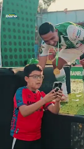 TODO POR SU EQUIPO 😅🥑⚽️ El pequeño Elder Martínez Junior se infiltró en el estadio para ver a su equipo, Antigua GFC. 👀 Elder tuvo que ponerse la camiseta del rival, pero disfrutó del título de los coloniales. 📽Bryan Anton  . . . . . . . . . . . #parati #tiktokviral #foryou #futbolguatemalteco #futbolgt #ligagt #municipal #cremas #coban #antigua #clausura2025 #ligaguatebanrural #goles #rojos #aficion #DeportesND #NuestroRadar 