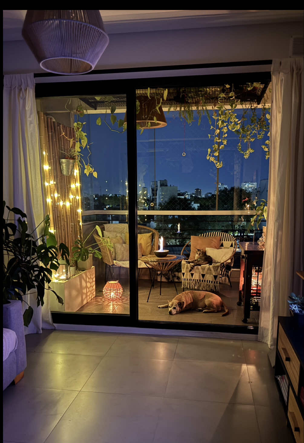 Muchas velas y luces para contrarrestar estas noches de frío 🥶 . . . #cozyhome #homedecor #departamento #balcon #balcony #terraza #decoracion 