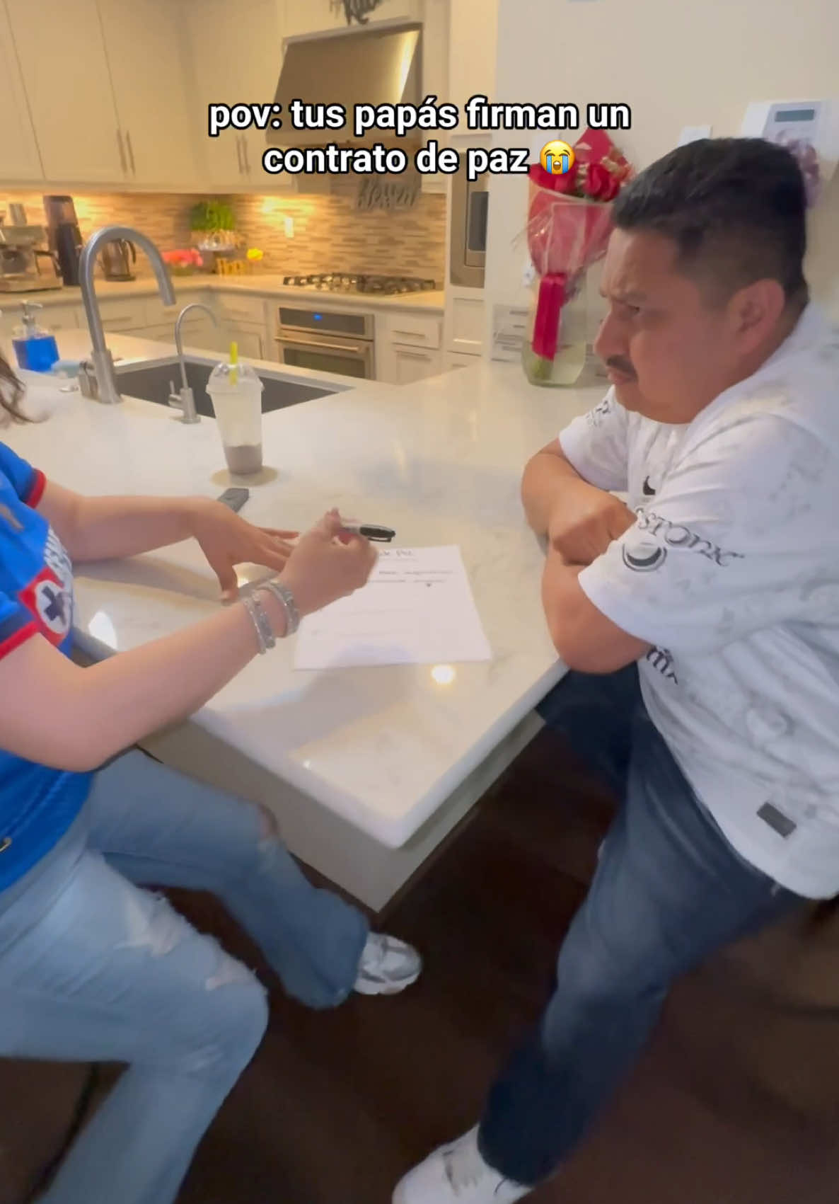They really had to sign a peace treaty yall it’s serious 😭😭😭 #contract #fyp #momanddad #rivales 