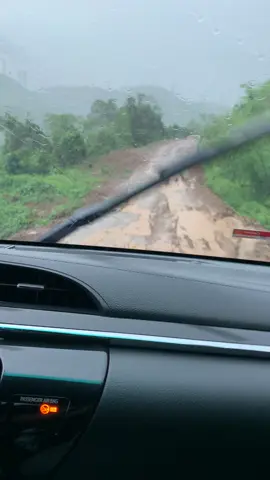 trời  mưa to.  đường đèo chơn chỉ có vua bán tải đi được thôi 