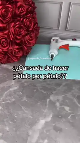Este es un rubro que vende todos los días puesto que todos los días alguien tiene algo que celebrar o simplemente buscar engreir a esa persona especial 🤍, pero las fechas importantes como san valentin 💘 o el día de la madre 👩‍👧‍👦 definitivamente son fechas que pueden convertirse en una mina de oro para ti 🤑 si sabes manejar correctamente tu emprendimiento, por eso hemos creado un curso online especial para ti 👩🏻‍💻, para que aprendas a desarrollar tu negocio de manera profesional desde tu casa 🥰 Con nuestro curso online podrás aprender a crear y diseñar detalles perfectos para todo ocasión, así como a  cuánto cobrar y cómo manejar correctamente las redes sociales para que tengas clientes todos los dias! 🙌🏼 El CURSO TE INCLUYE: ✅️ Certificado de participación  ✅️ Comunidad privada  ✅️ Acceso de por vida por un único pago ✅️ Material complementario y más 🎁 TODO CON EL 50% OFF 🚨 Información en el enlace del perfil 📲  o haciendo click aquí 👇🏼 https://bit.ly/infocurso_floreseternas #flores #floreseternas #floreseternas🌻🌼 #rosas #rosaseternas #rosaseternas🌹 #detalles #detallespersonalizados #detallesqueenamoran #emprende #emprendeconflores #roses🌹 #roses #eternalroses #eternalflowers #eternalflower #girasoleseternos #sunflowers #eternalsunflower #manualidades #dye #manualidadesconflores 