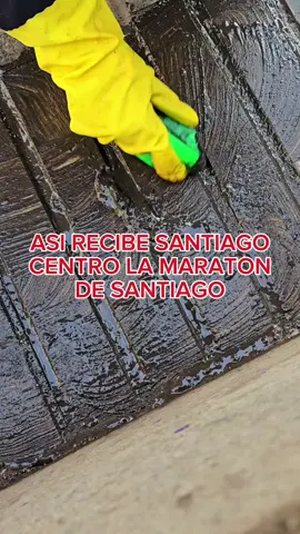 ASI SE RECIBE LA MARATON DE SANTIAGO 👀  que opinas de esta situacion? nosotroa hicimos nuestro aporte probando desengrasante bioquim en un paraderl de santiago centro  consiguelo en www.ahorroaseo.cl o en Los Dominicos 8138 ✨️ #santiagosucio #grasa #maratondesantiago #maraton2025 #santiagocentro #mugre #limpio #desengrasantebioquim #limpieza #desengrasante 