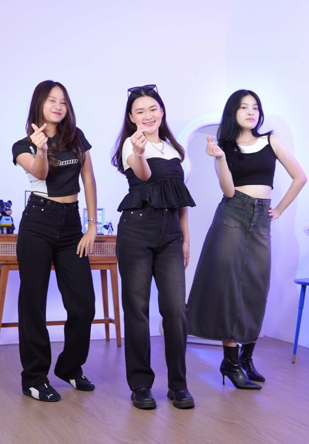 Kalian tim outfit yang mana nih versi black & whitenya? 😍🤩 #jione #jionecommunity #jiniso #ActiveJeansActiveSoul #SeeItFeelIt #jinisoemangkeren #autokeren #highwaistloose #loosejeans #jeanshw #dance #STYLE #OUTFIT #jeanswanita #hijabjeans #kulotjeans #hijabstyle #baggyjeans
