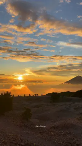 Pov :ke papandayan diwaktu yg tepat🌤️🤩Spot Sunrise terbaik di papandayan nih🌤️😍Pasti yg udah pernah kesini udah pada tau yapp Tebing Soni titik lokasinyaa! #papandayan #papandayan_garut #garut #wonderfullindonesia #mangu #sunrise #fyp #foryou 