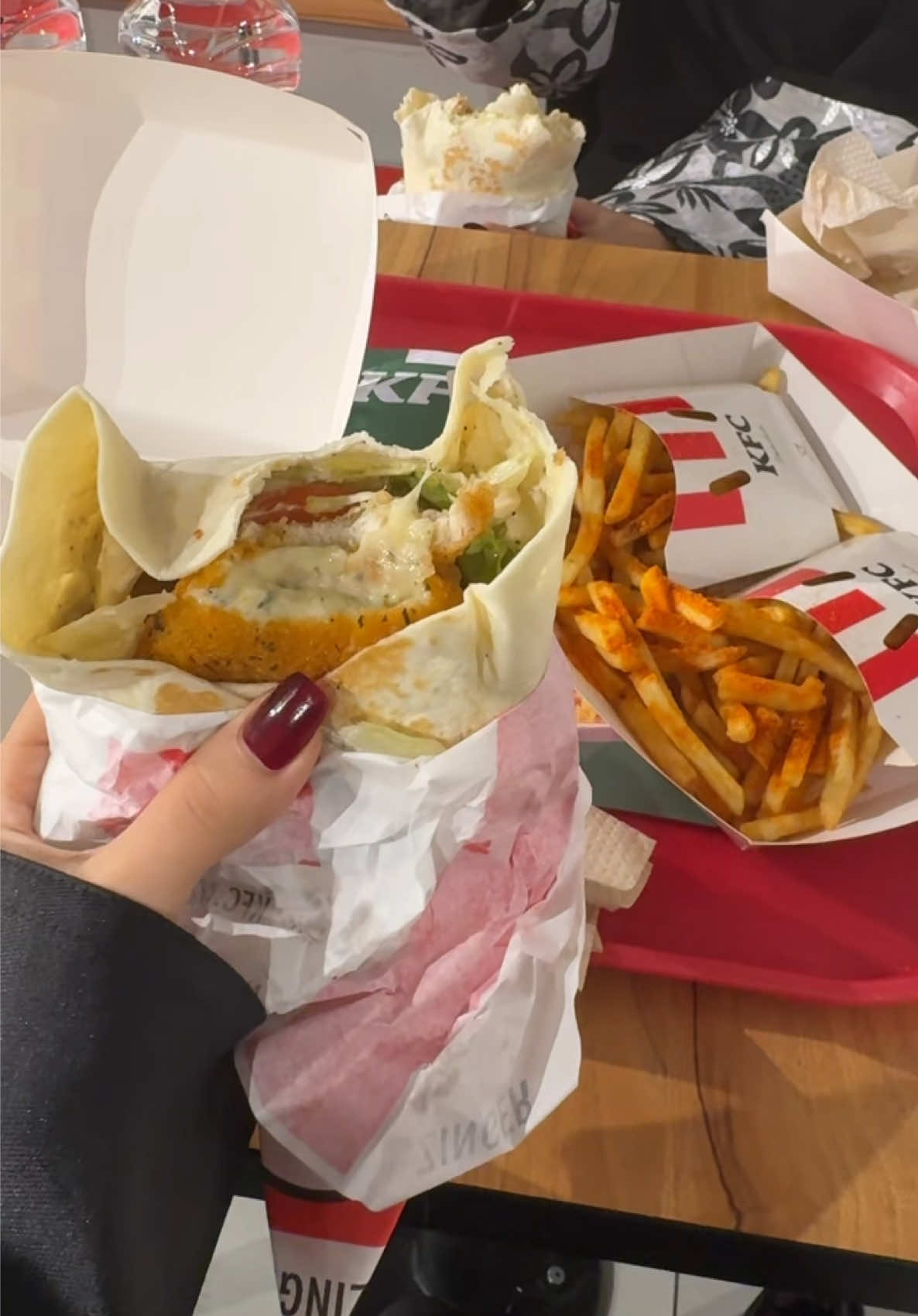 تجربتنا اليوم في ( @KFC Arabia ) طلبنا الوجبه الجديده بوكس ماستر ماتوقعتها بهذي اللذاذه 😍 تتتججننن والبطاطس المبهر لاااازم تجربوه 😋! #كنتاكي  #جازان  #مطاعم_وكافيهات  #explore  #viral 