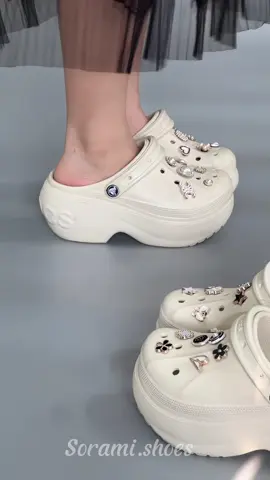 Nâng tầm outfit với đôi sục Cross Bella trendy – kết hợp hoàn hảo giữa sự êm ái và thời trang! #xuhuong #giay #giaydepxinh #giaydepthoitrang #dep #depxinh #soramishoes 