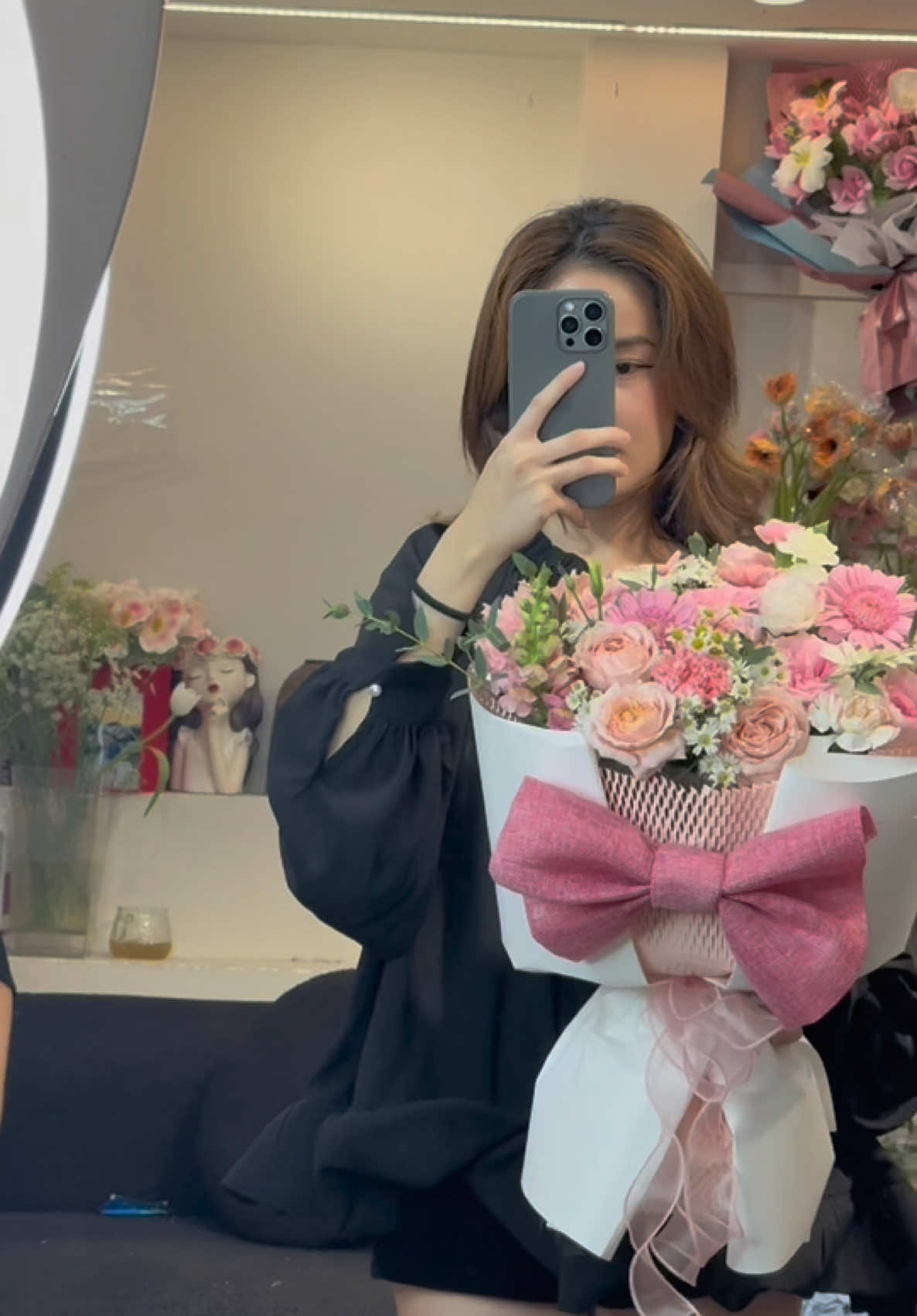 Một bó hoa chẳng làm dịu nỗi nhớ… nhưng ít ra cũng khiến em mỉm cười #hoaxinh #xh #hoatuoisaigon 