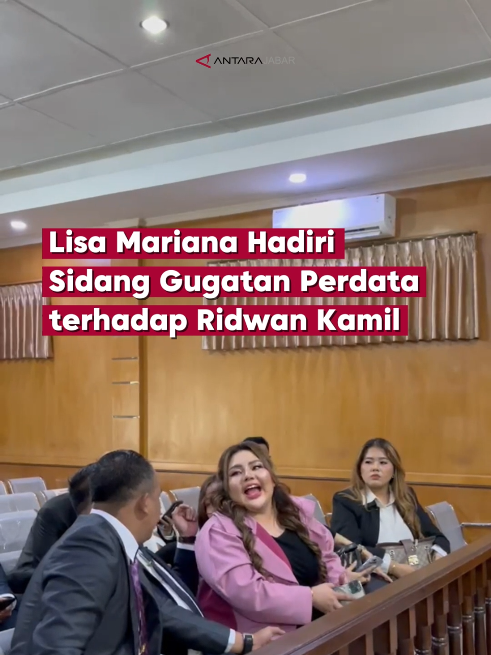 Lisa Mariana menghadiri sidang gugatan perdata terhadap mantan Gubernur Jawa Barat, Ridwan Kamil, yang digelar di Pengadilan Negeri Bandung hari ini. Dalam sidang tersebut, Lisa melalui kuasa hukumnya mengajukan permintaan kepada majelis hakim agar memerintahkan dilakukannya tes DNA sebagai bagian dari upaya pembuktian perkara. Gugatan ini dilayangkan karena Lisa mengklaim bahwa Ridwan Kamil adalah ayah biologis dari anaknya Baca berita selengkapnya di Jabar.antaranews.com  Sumber: ANTARA/Rubby Jovan Creator: Aldi/Ilham #ANTARAJabar #Ridwankamil #Lisamariana