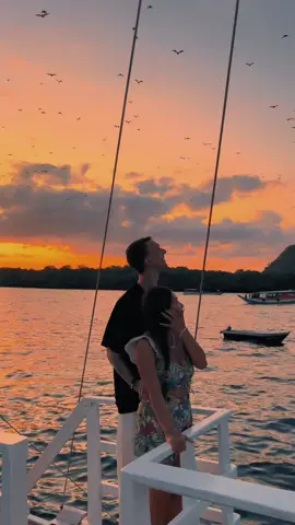Pov : kalian with pasangan di tempat sunset terbaik labuan bajo🥹🥹 ada yang tau nama pulaunya?🫵🤫 #pesonaindonesia #wonderfulindonesia #labuanbajo #komodonationalpark #labuanbajotour #triplabuanbajo #exploreindonesia #sailingkomodo #onedaytriplabuanbajo 