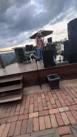 Hoje no Olivas de Gramado, a Montanha Mágica vibrou com o som da DJ Sara Lee e o talento do Roger – Olivas Sax, fazendo a diferença no pôr do sol mais incrível da serra. ☀️🎷🎶 Ao som de “In Bloom”, turistas de todo canto curtiram um fim de tarde inesquecível, com aquela paisagem única que só o Olivas sabe entregar. Natureza, música e emoção — tudo no tempo certo. 🌄💛 #OlivasDeGramado #MontanhaMágica #PôrDoSolInesquecível #SaraLeeMusic #OlivasSax #Gramado #DJNaMontanha #SomQueEncanta #SunsetExperience