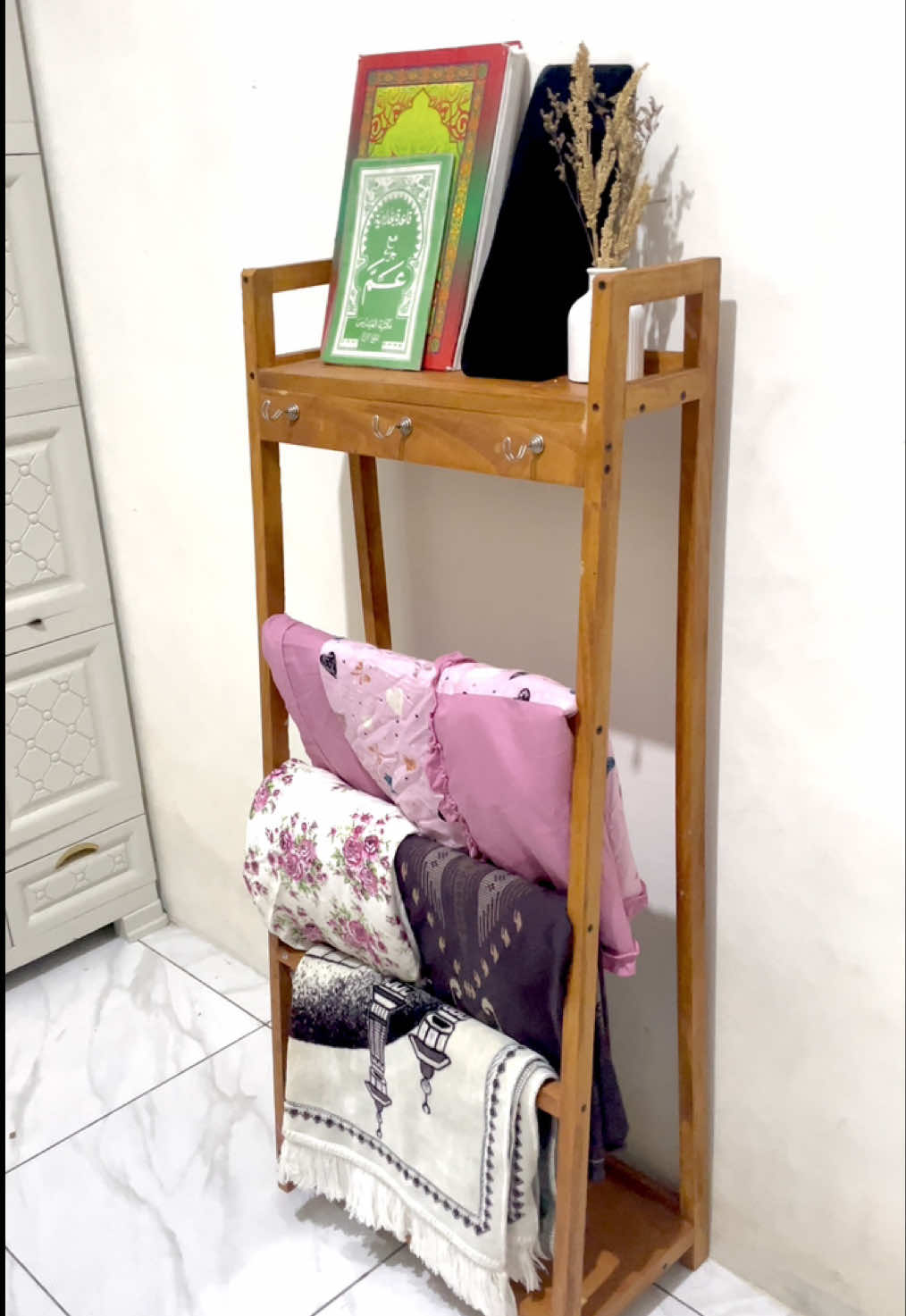 Referensi penataan rak mukenah dan sajadah #fyp #fypage #fyppppppppppppppppppppppp #fypシ゚ #xyz #xyzabc #xyzbcafypシ #xyzba #rakmukena #rakminimalis #rakmukenahsesthetic #raksajadah #tempatalquran #trend #trending #viral #musholarumah #musholarumahminimalis #minimalis 