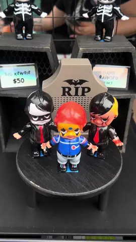 these MCR kewpies are everything so glad I got a keychain! 😭🫶🏽 @🖤⛓️Bruxita Linda⛓️🖤 #mcrkewpie #kewpie #mcr #emo #mychem #mychemicalromance #trinkets #trinketcore 