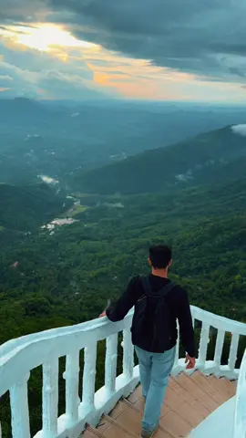 If you ever need a place to clear your mind, Ambuluwawa is the spot. Trust me! #ambuluwawa #breathtakingviews #beautifulviews #srilanka #kandy #gampola 